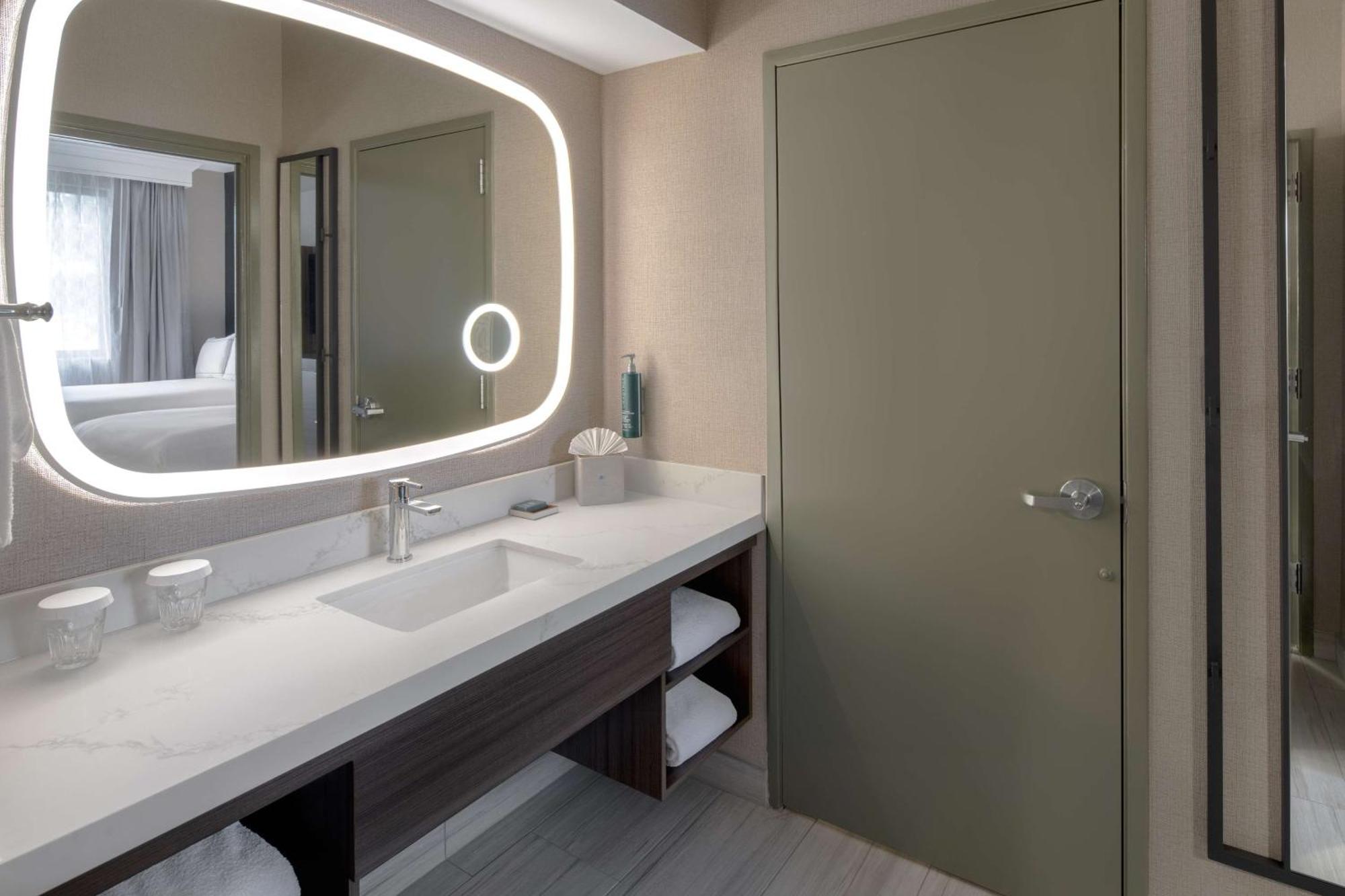Doubletree Suites By Hilton Mount Laurel Exterior foto